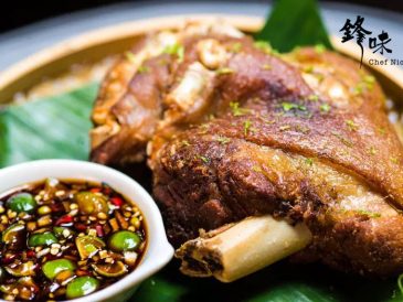 全國鋒廚冠軍高丹藝創作的「菲律賓脆皮豬腳」