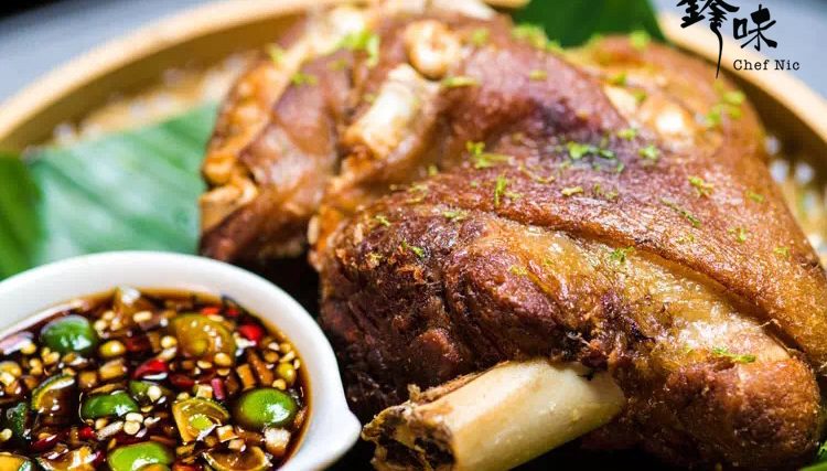 全國鋒廚冠軍高丹藝創作的「菲律賓脆皮豬腳」